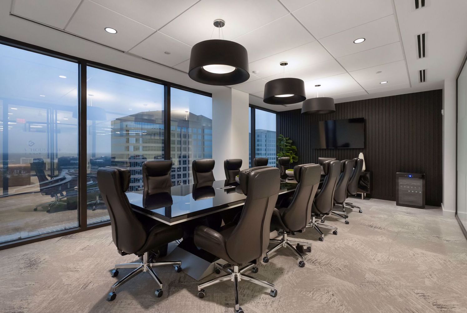 How to Choose the Perfect Conference Table: A Buyer’s Guide to Custom Design & Functionality